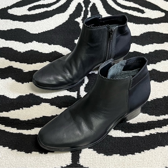 Jack Rogers "Bailey" Black Leather Side Zip Scalloped Ankle Boots Size 8 - Picture 7 of 13